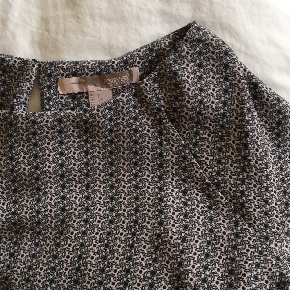 F21 Contemporary Top - Picture 5 of 6